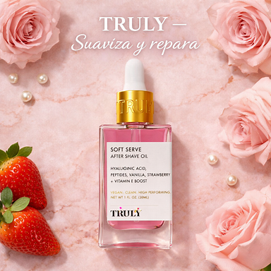 Flatlay publicitario de TRULY (frasco rectangular con líquido rosa y gotero con collar dorado) sobre superficie de mármol rosa suave; incluir rosas rosas y fresas como props; acentos dorados en tapa; iluminación de estudio suave y natural; profundidad de campo reducida; paleta pastel rosa; composición centrada y elegante; texto centrado en la parte superior: "TRULY — Suaviza y repara" en tipografía elegante blanca con sutil sombra; sin precio; espacio limpio alrededor del producto; formato cuadrado 1080x1080; fotografía de belleza de alta gama.