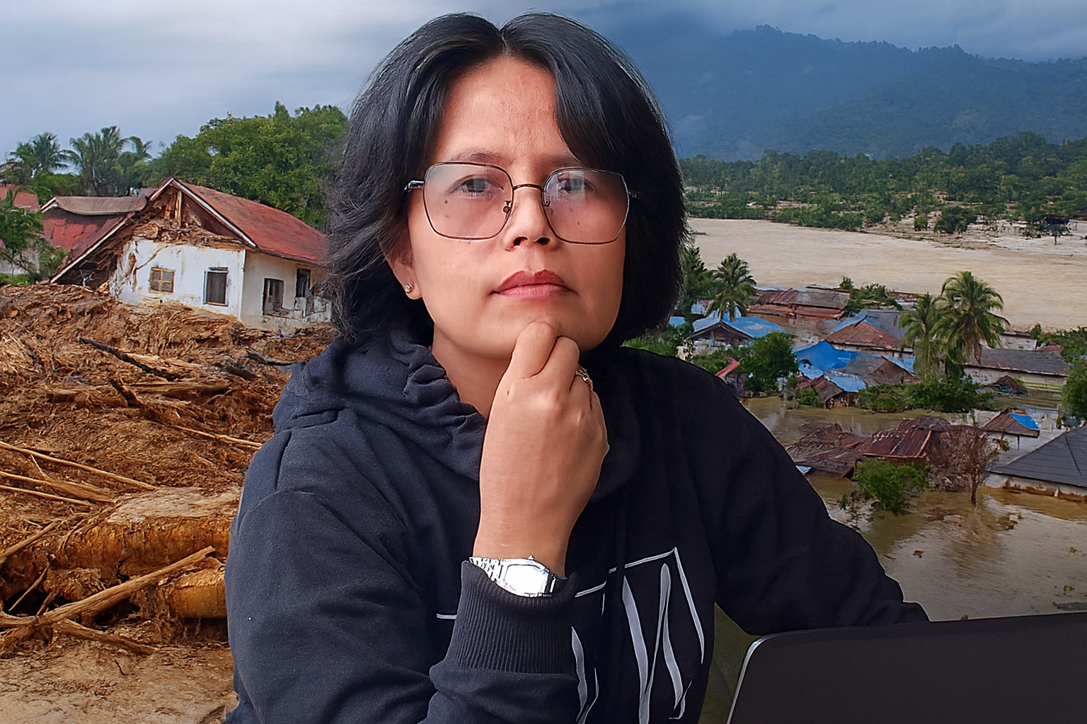 Seseorang duduk di dalam ruangan di balik meja dengan laptop, mengenakan hoodie hitam dan kacamata, disunting menjadi latar belakang yang menunjukkan kerusakan akibat banjir dan tanah longsor di Sumatra Barat, Sumatra Utara, dan Aceh. Latar belakangnya menampilkan rumah-rumah yang runtuh, medan berlumpur, dan tenda-tenda darurat, yang menggambarkan dampak bencana alam di wilayah-wilayah tersebut.